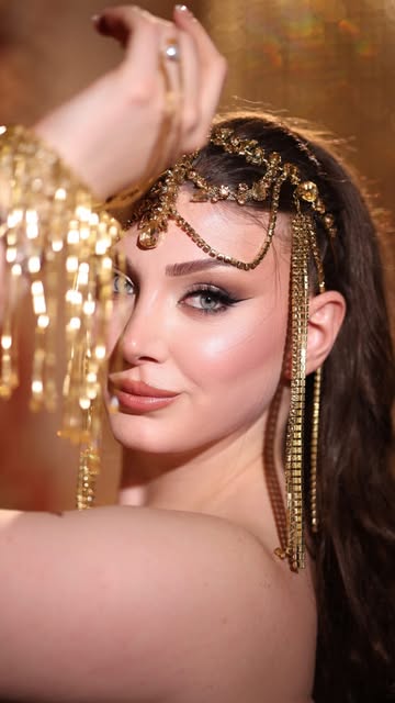 Zera Moda altın tonlu baş aksesuarı detayı